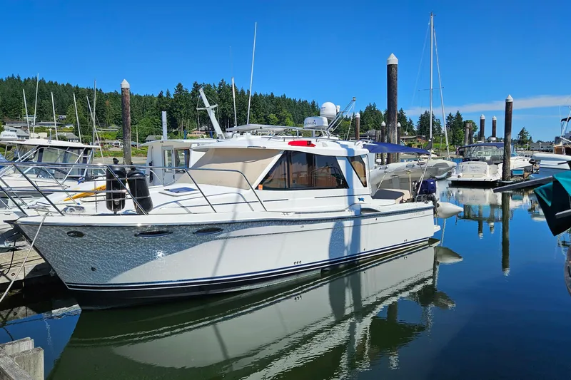 Free Range Yacht Photos Pics 2016 Cutwater C-28 LE boat docked in a serene marina setting.