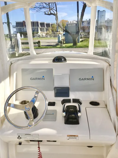 Yacht Photos Pics 2018 Jupiter 29 HFS boat helm with Garmin navigation system.