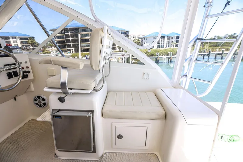 Patriot Yacht Photos Pics Interior of a 2005 Carolina Classic 32 boat with seating and helm station.