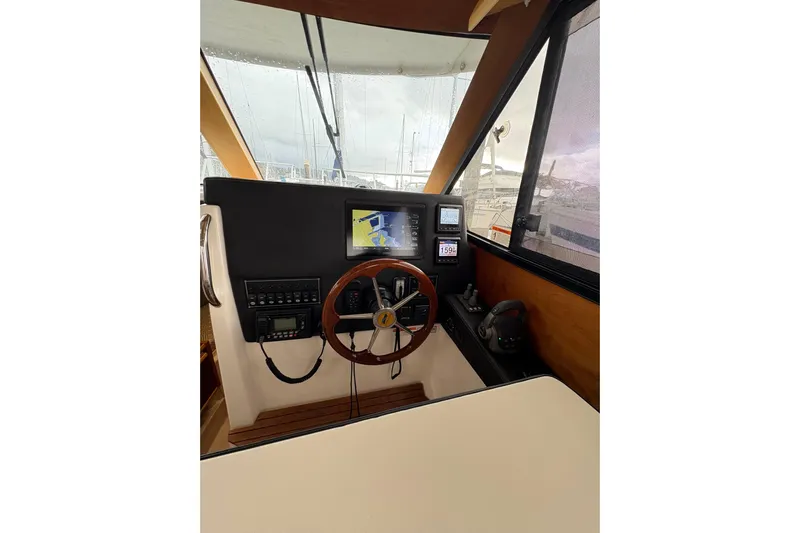Andiamo Yacht Photos Pics 2020 Cutwater C-28 helm with navigation equipment and wooden steering wheel.