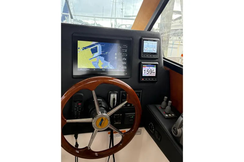 Andiamo Yacht Photos Pics 2020 Cutwater C-28 helm with Garmin navigation display and controls.