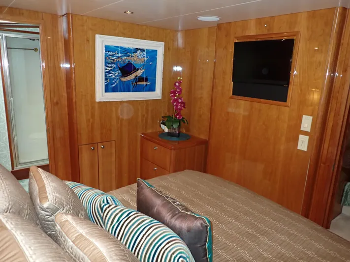 Something Fishy Yacht Photos Pics Hatteras 60 SOMETHING FISHY - Master TV