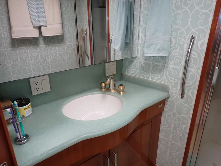 Something Fishy Yacht Photos Pics Hatteras 60 SOMETHING FISHY - Master Head