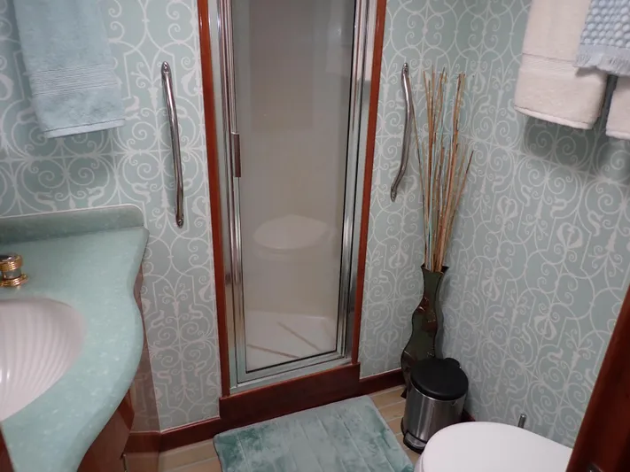 Something Fishy Yacht Photos Pics Hatteras 60 SOMETHING FISHY - Master Head