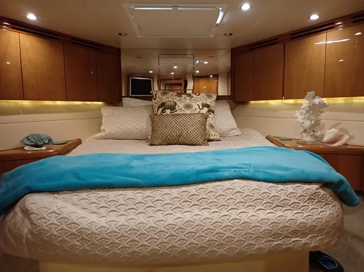 Something Fishy Yacht Photos Pics Hatteras 60 SOMETHING FISHY - Forward VIP Stateroom