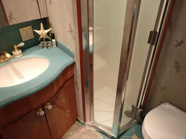 Something Fishy Yacht Photos Pics Hatteras 60 SOMETHING FISHY - VIP Head