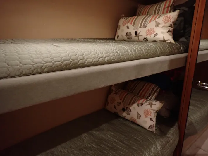 Something Fishy Yacht Photos Pics Hatteras 60 SOMETHING FISHY - Guest Stateroom Bunks