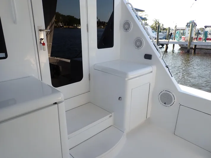 Something Fishy Yacht Photos Pics Hatteras 60 SOMETHING FISHY - Cockpit