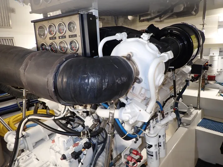 Something Fishy Yacht Photos Pics Hatteras 60 SOMETHING FISHY - Engine Room