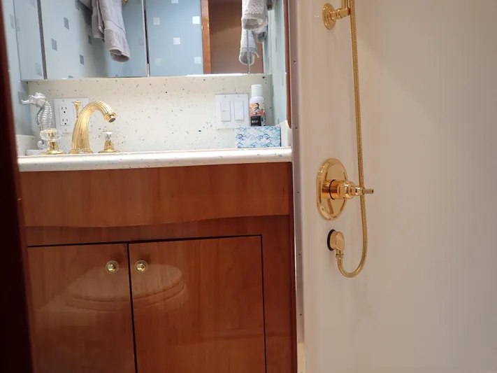 Something Fishy Yacht Photos Pics Hatteras 60 SOMETHING FISHY - Guest Head