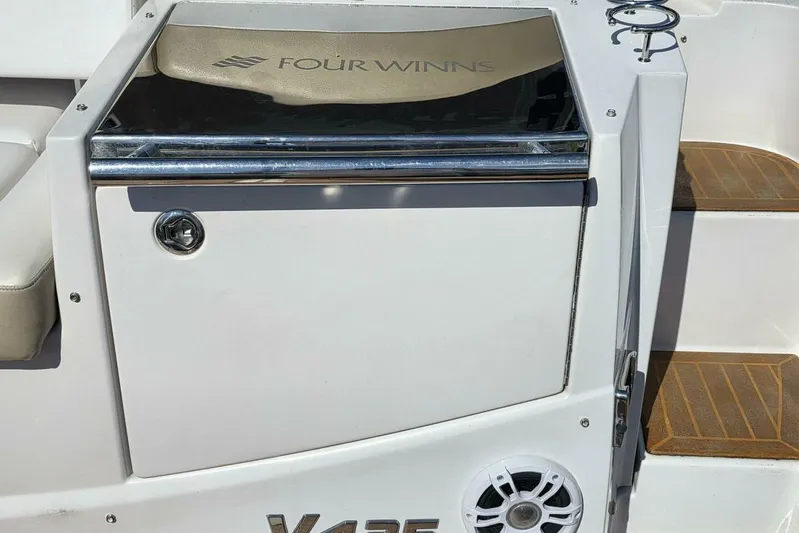  Yacht Photos Pics 2009 Four Winns V435 boat detail with logo and steps.