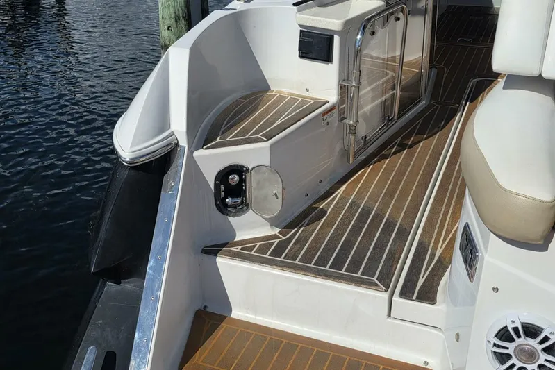  Yacht Photos Pics 2009 Four Winns V435 boat deck with wood finish and seating area.