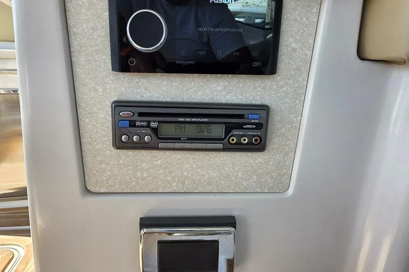  Yacht Photos Pics 2009 Four Winns V435 boat stereo system with digital display and control panel.