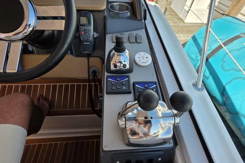  Yacht Photos Pics 2009 Four Winns V435 boat cockpit with steering wheel and control panel.