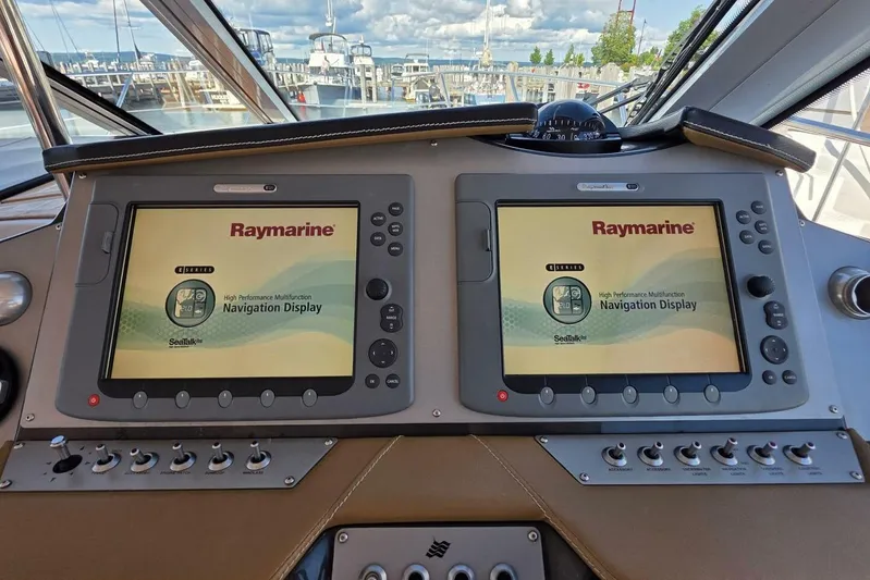  Yacht Photos Pics 2009 Four Winns V435 boat dashboard with dual Raymarine navigation displays at marina.