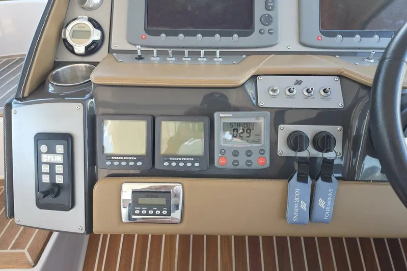  Yacht Photos Pics 2009 Four Winns V435 boat dashboard with navigation controls and display screens.