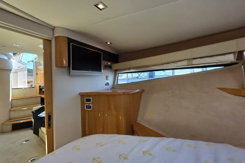  Yacht Photos Pics Interior of 2009 Four Winns V435 yacht with cozy bedroom and modern amenities.