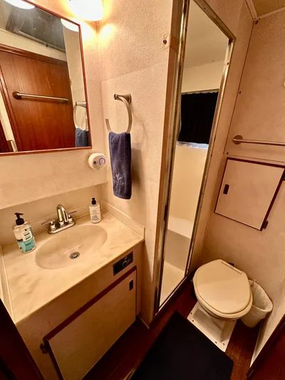 Farbrengen Yacht Photos Pics Starboard Guest Head