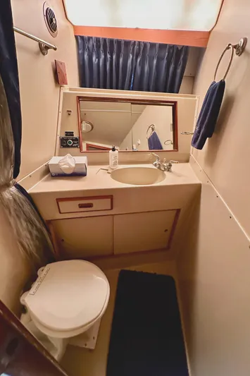 Farbrengen Yacht Photos Pics Forward Stateroom Head