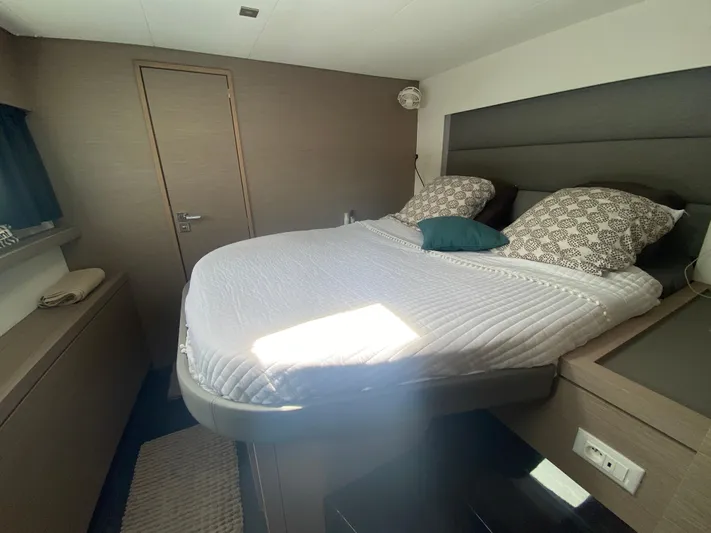 Enotan Yacht Photos Pics Luxurious bedroom interior of 2020 Fountaine Pajot Saona 47 catamaran with cozy bedding.