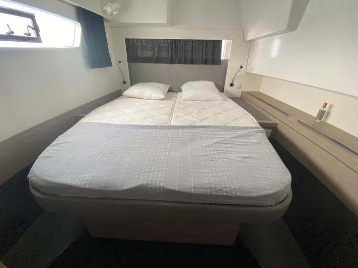 Enotan Yacht Photos Pics Cozy cabin bedroom in 2020 Fountaine Pajot Saona 47 catamaran, featuring a double bed.