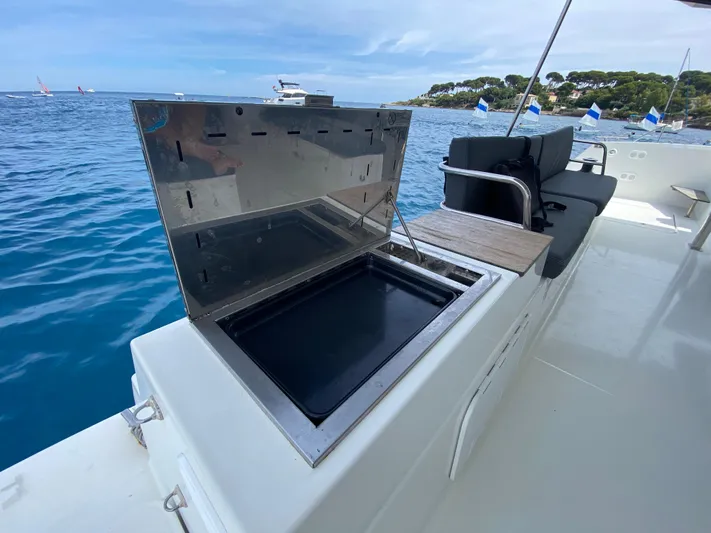Enotan Yacht Photos Pics Outdoor seating and grill on a 2020 Fountaine Pajot Saona 47 catamaran, with ocean view.