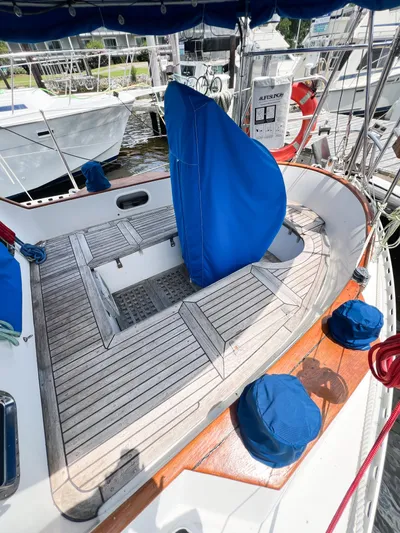Della Therese Yacht Photos Pics 1986 Tayana Vancouver 42 sailboat cockpit with blue covers and wooden deck.