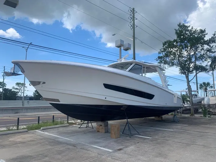  Yacht Photos Pics 2020-BOSTON-WHALER-420-OUTRAGE