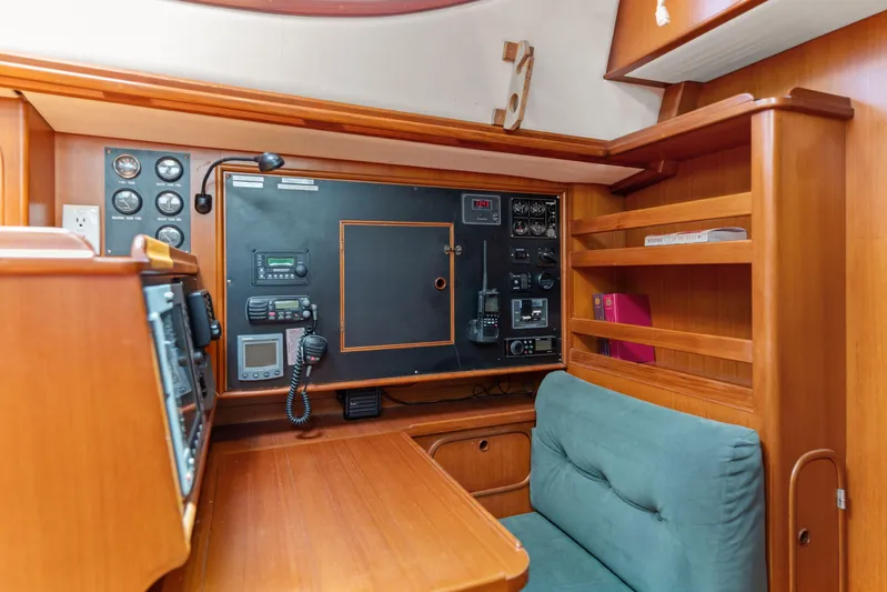 Callahan Yacht Photos Pics Interior of 2000 Ta Shing Taswell 44 All Season yacht with navigation equipment and seating.