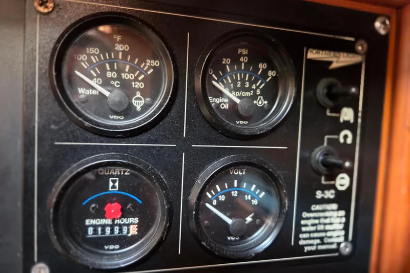 Callahan Yacht Photos Pics Control panel of a 2000 Ta Shing Taswell 44 All Season yacht, displaying engine metrics.
