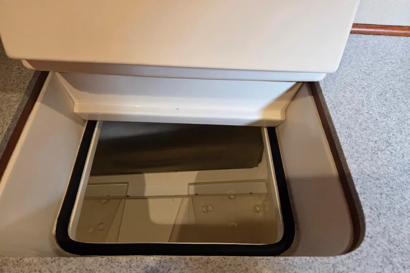 Callahan Yacht Photos Pics Open hatch on 2000 Ta Shing Taswell 44 All Season yacht interior.