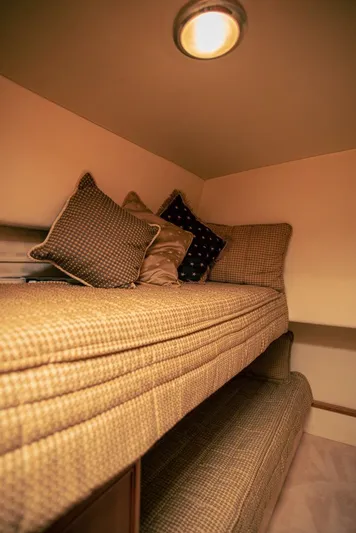 Skiesta Yacht Photos Pics Cozy bunk bed area in 2002 Riviera 40 Flybridge yacht.