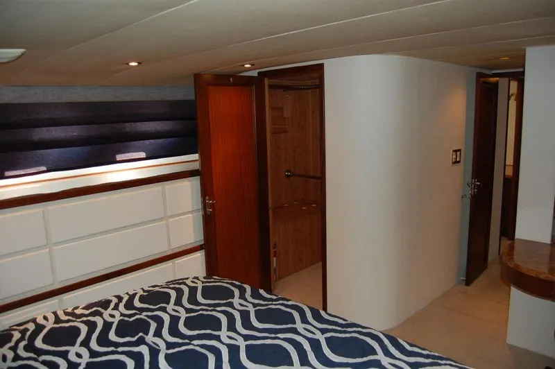  Yacht Photos Pics Interior cabin of 1990 Hatteras 78 Aft Cockpit Motoryacht with modern decor.