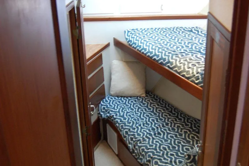  Yacht Photos Pics Bunk beds in the 1990 Hatteras 78 Aft Cockpit Motoryacht cabin.