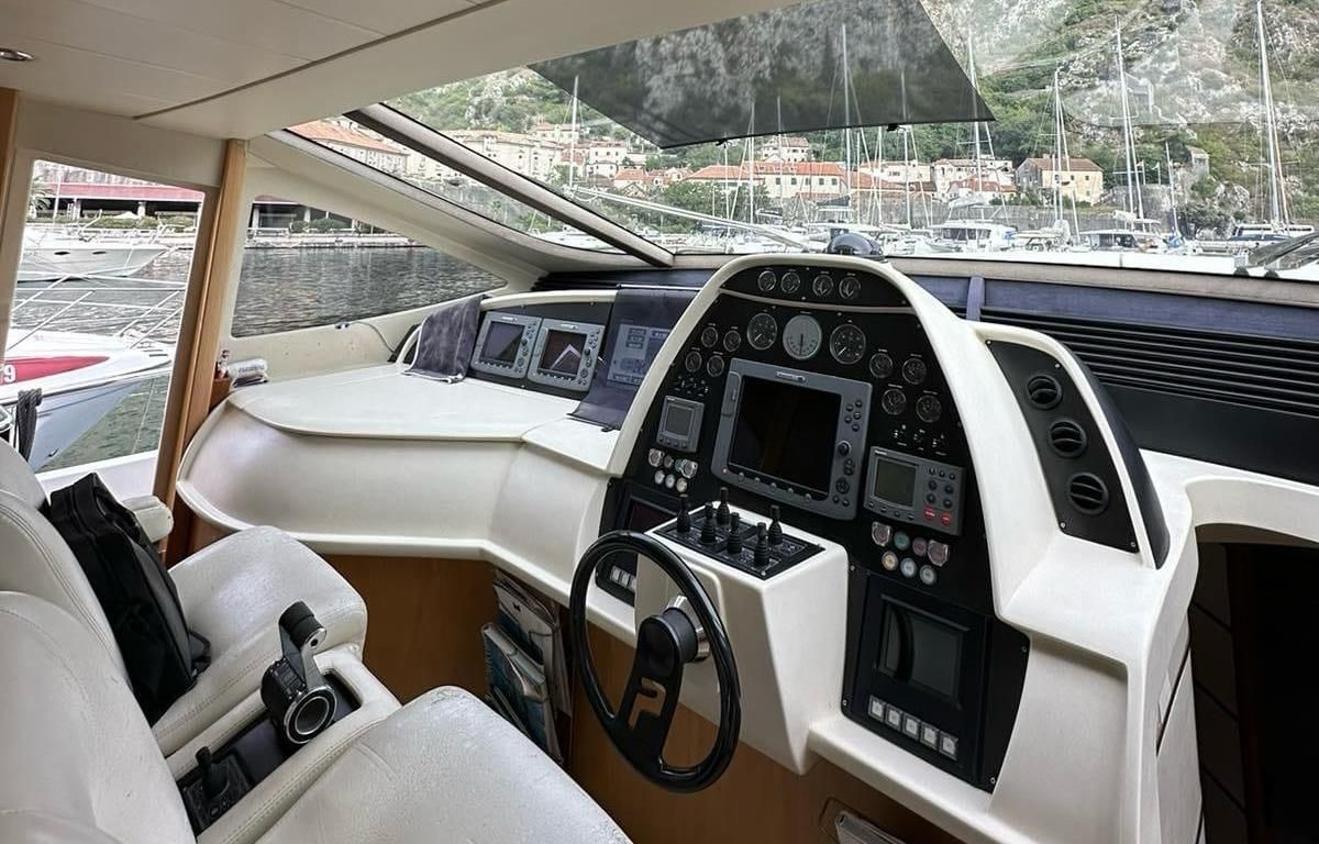 2005 Pershing 70 