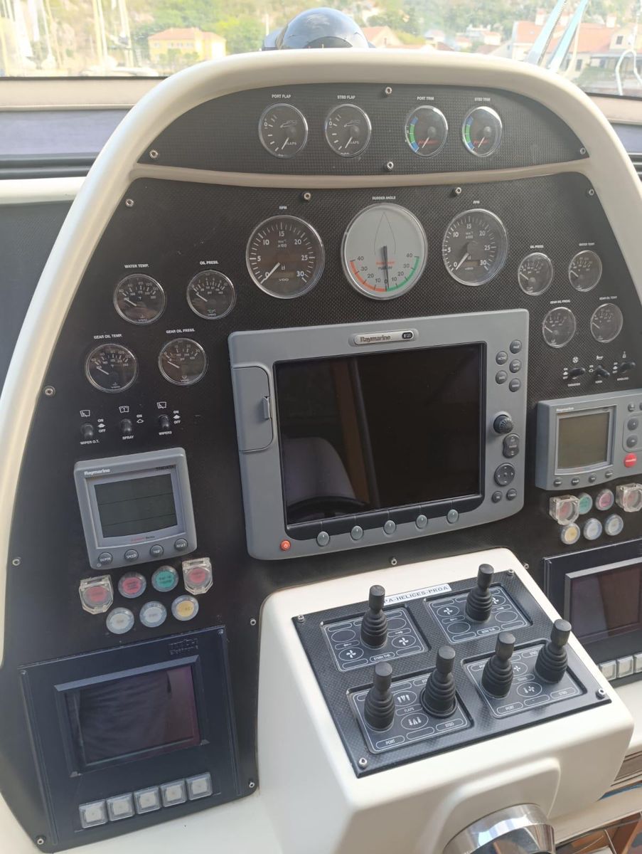 2005 Pershing 70 