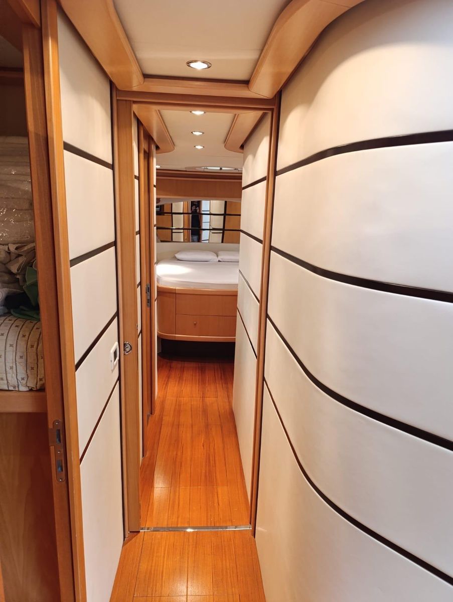 2005 Pershing 70 