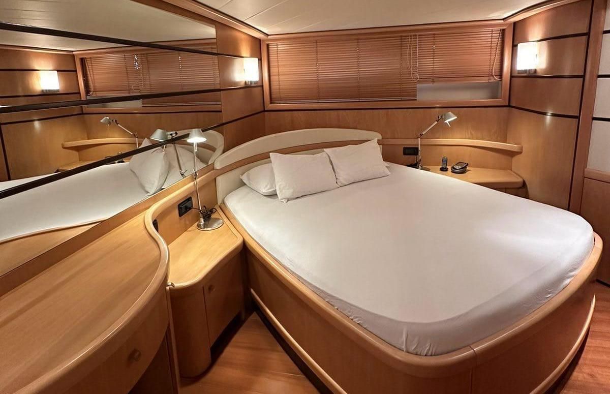2005 Pershing 70 