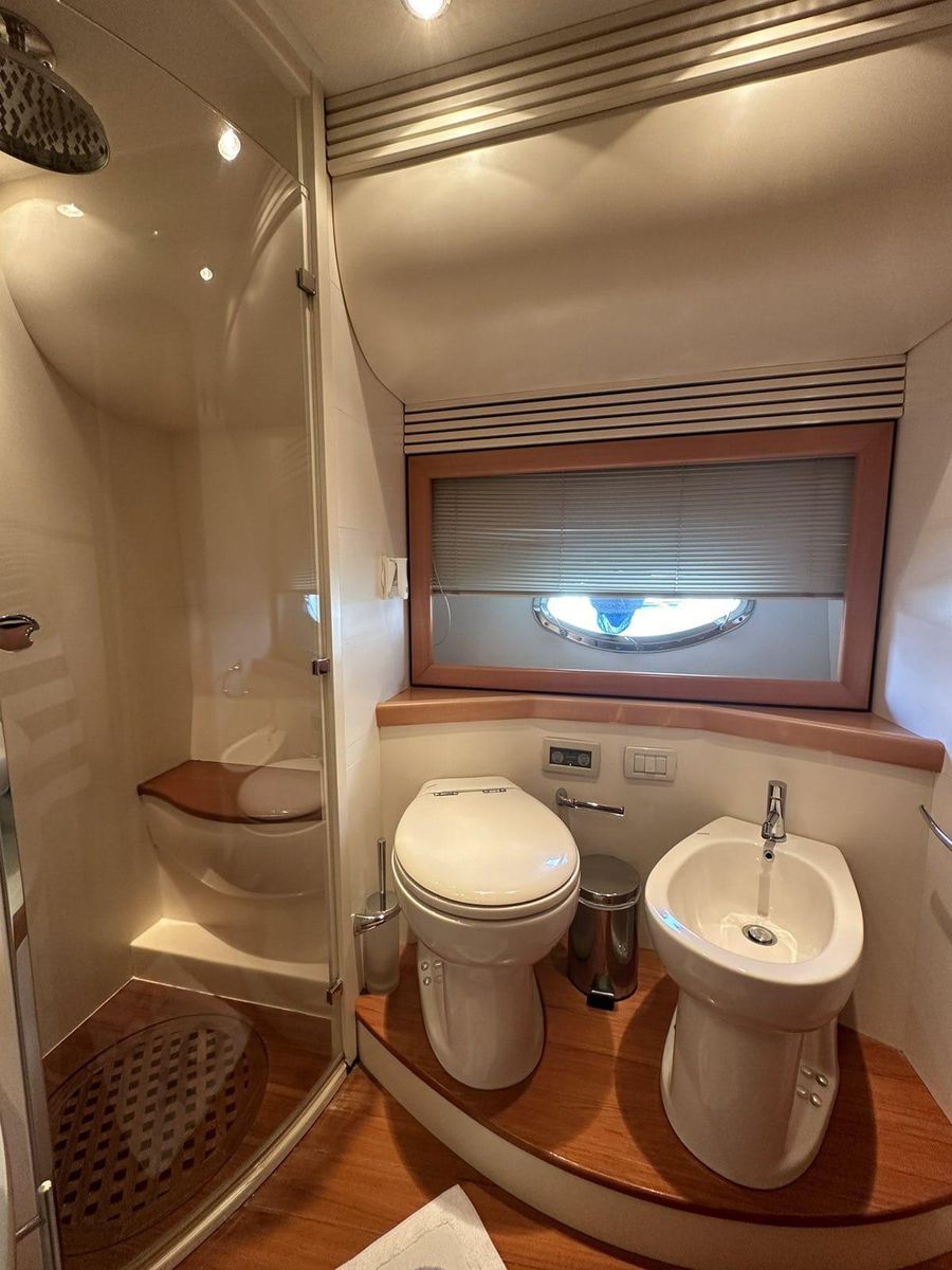 2005 Pershing 70 