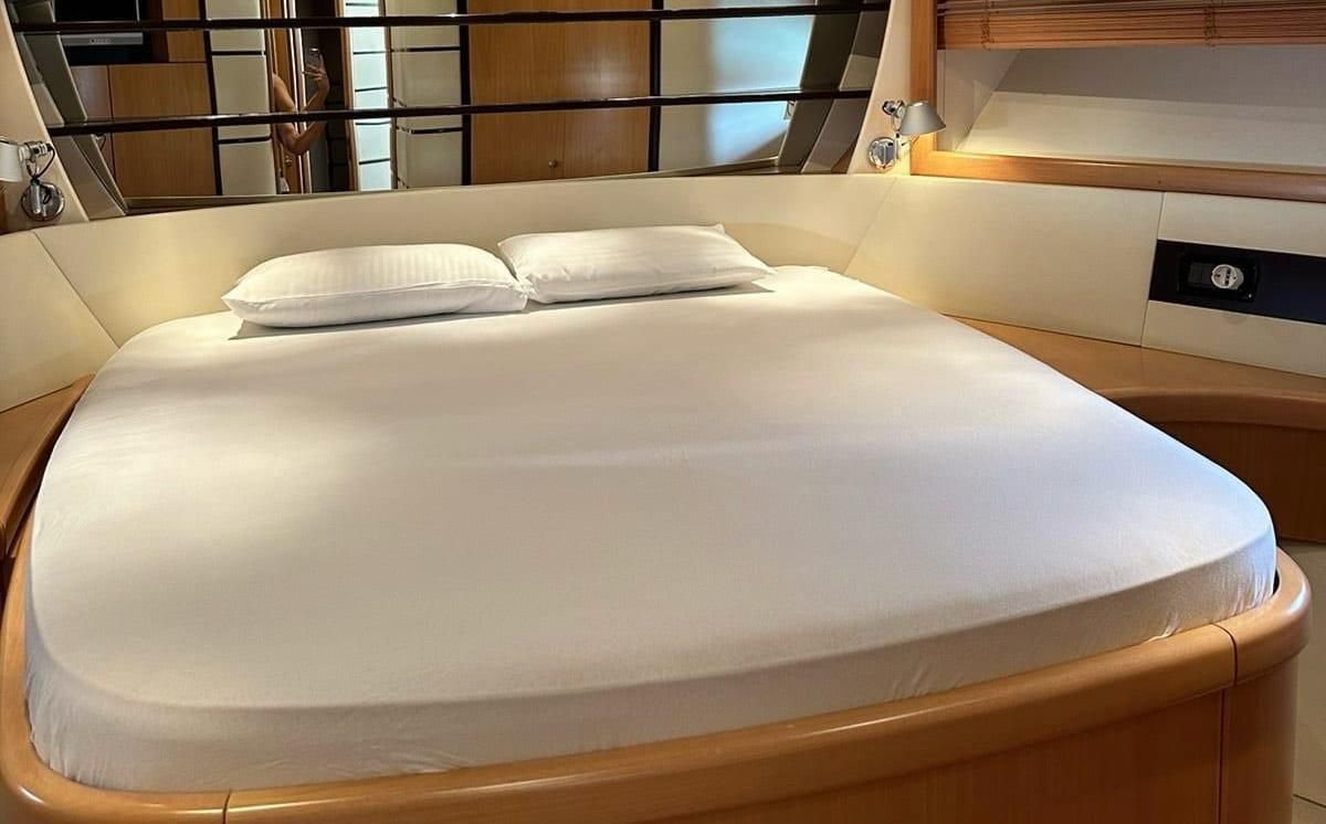 2005 Pershing 70 
