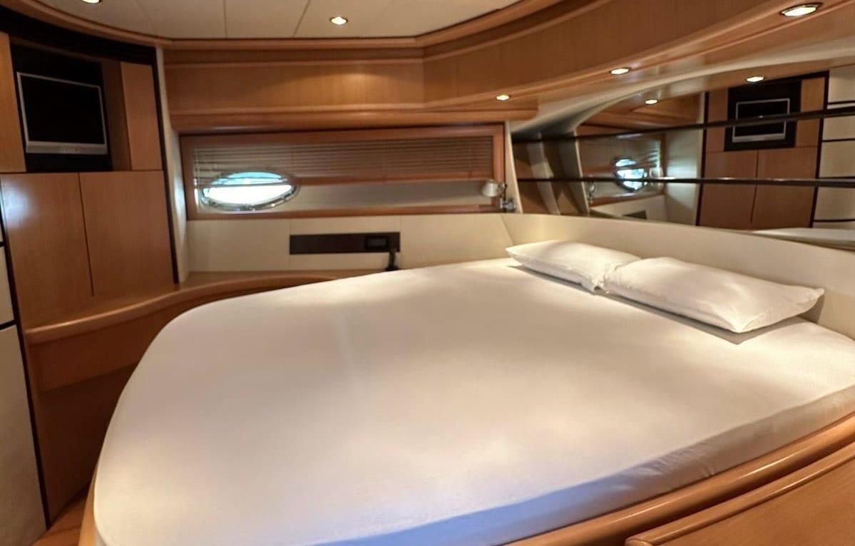 2005 Pershing 70 