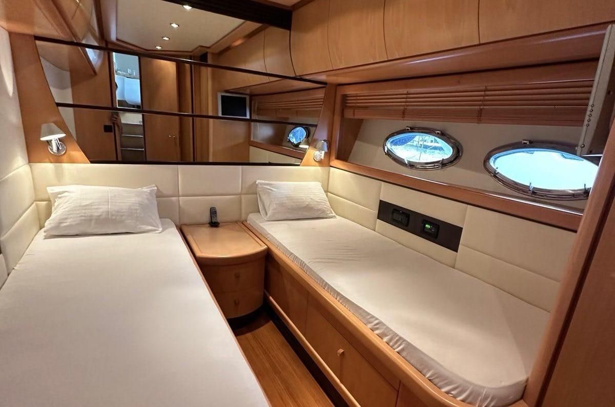 2005 Pershing 70 