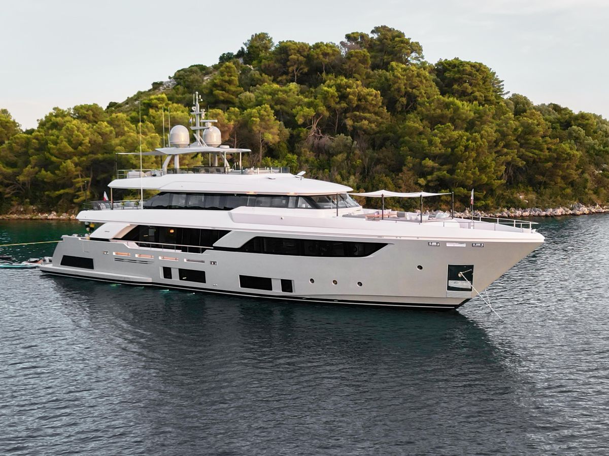 2022 Custom Line 121 
