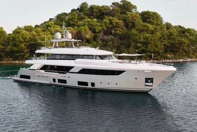 Custom Line Navetta 37