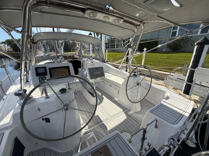 2011 Hunter 45 Deck Salon