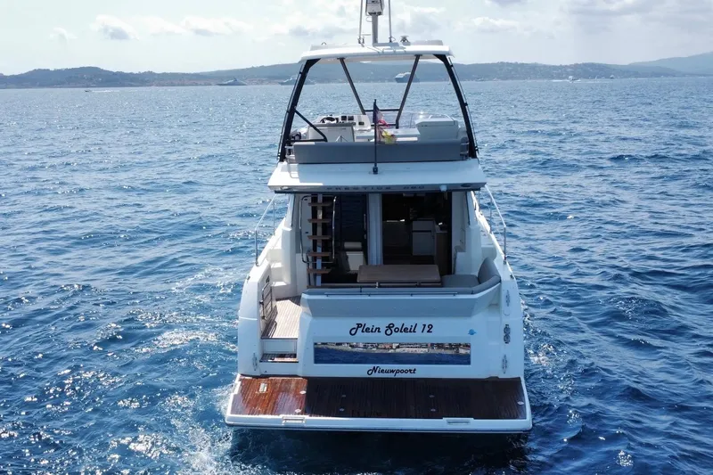  Yacht Photos Pics Luxury 2021 Prestige 460 yacht cruising on open sea, rear view.