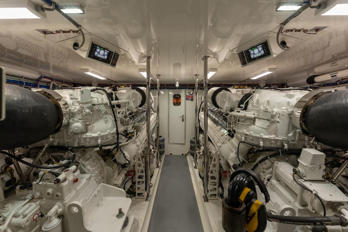2018 Hatteras 70 