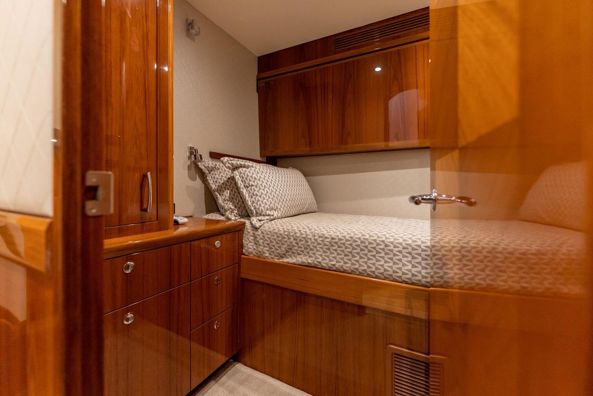 2018 Hatteras 70 