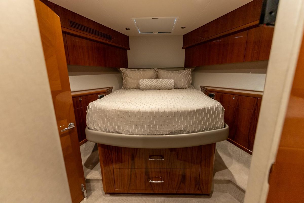 2018 Hatteras 70 