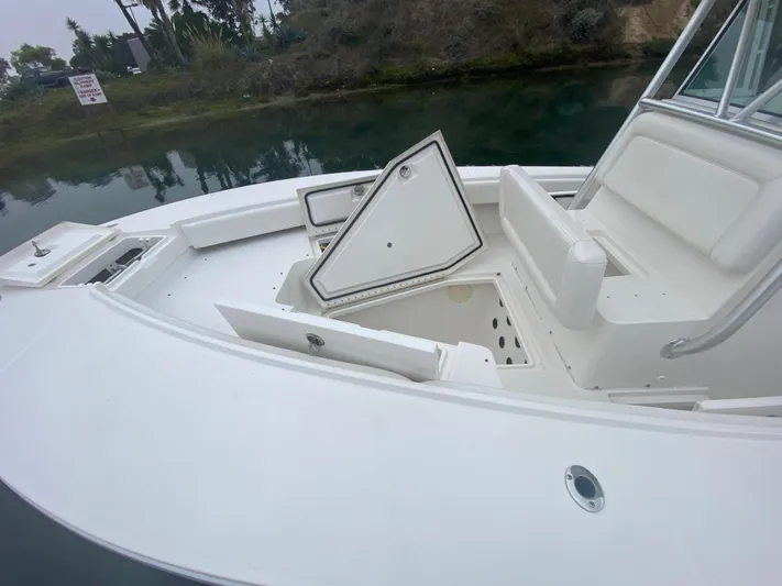  Yacht Photos Pics 2007 Regulator 29 FS boat with open storage compartments.